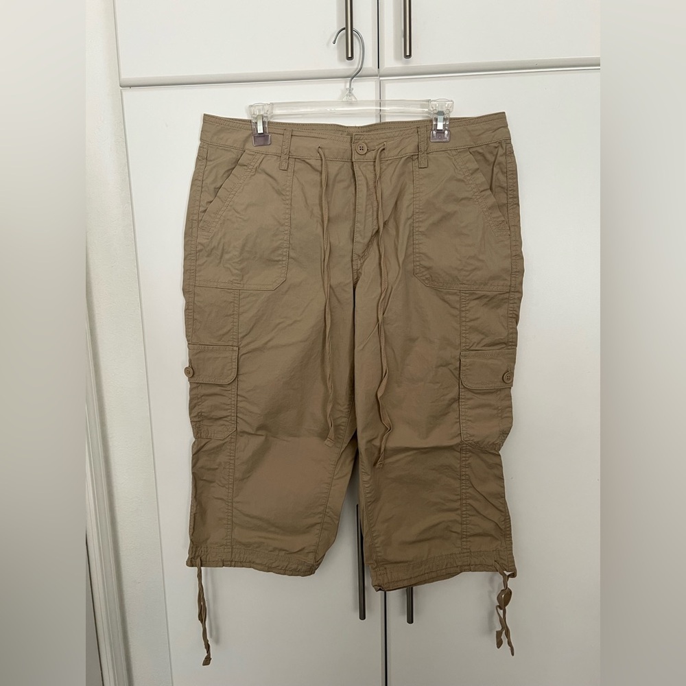 St. John's Bay Light Tan Capris Sz 16